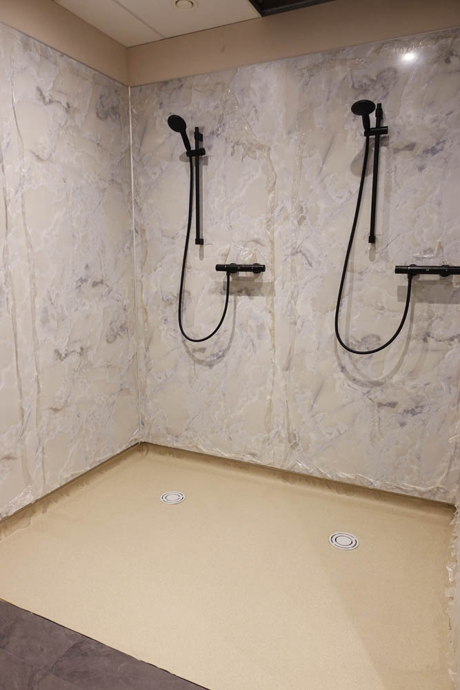The biscuit bottom Altro has been fitted!